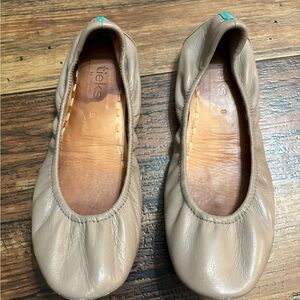 Tieks by Gavriell foldable ballet flats in taupe leather, size 8